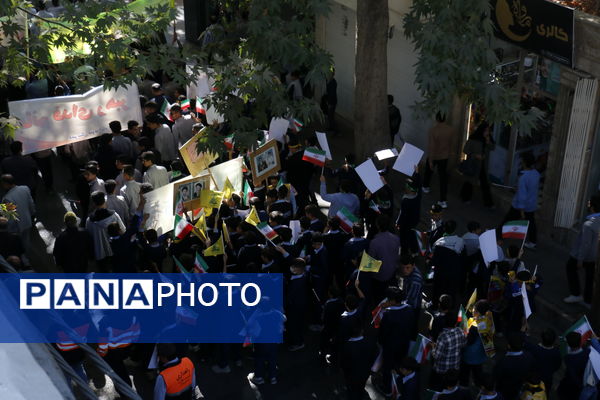 حضور پرشور دانش آموزان محلاتی در راهپیمایی 13 آبان 