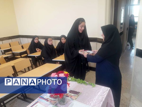 اهدای جوایز به دانش آموزان جدید الورود دبیرستان مادرمهربان خلیل آباد