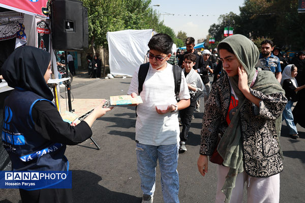 موکب «عشاق‌الحسین» سازمان دانش آموزی در راهپیمایی خانوادگی جاماندگان اربعین حسینی - تهران