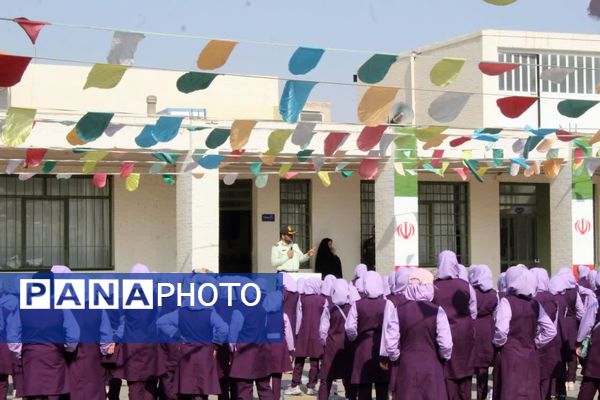 حضور پلیس در دبستان فاطمهالزهرا برای آموزش پیشگیری از آسیبهای اجتماعی