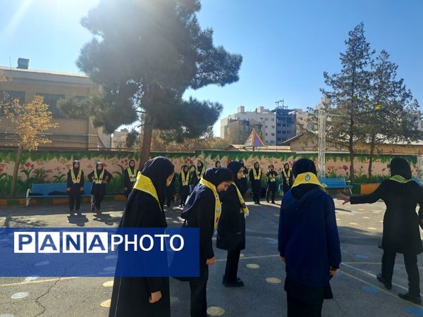 آموزش دوره پیشتازان در دبیرستان دخترانه علی افشار‌نژاد