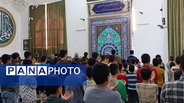  اقامه نماز جماعت و بازدید صمیمی از اعتکاف پسران در خلیل آباد