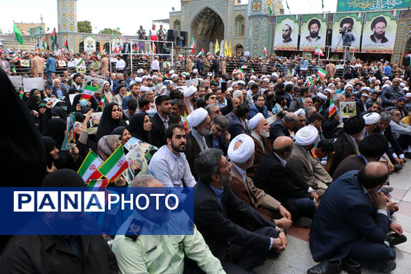 حضور پرشور نوجوانان قمی در آیین استقبال از رئیس جمهوری 