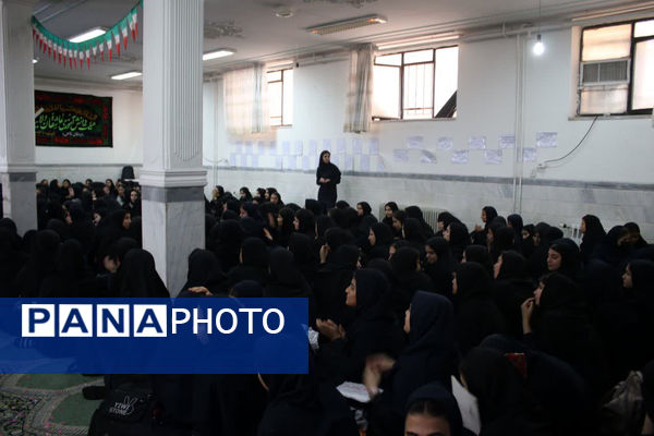 تقدیر از دانش آموزان برتر دبیرستان دخترانه سیداحمد فاتحی یک قم 