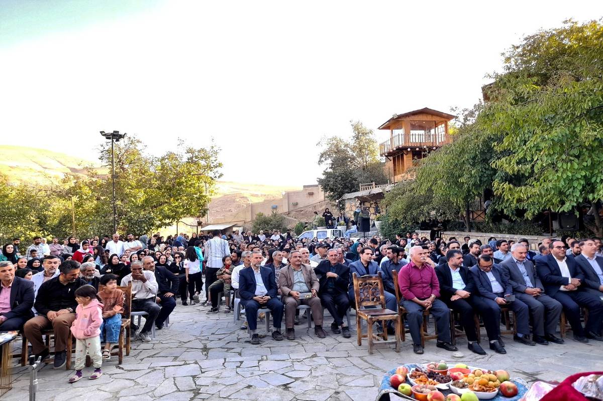 جشنواره آلو روستای گردشگری ملحمدره شهرستان اسدآباد با حضور مسئولان محلی و استانی برگزار شد