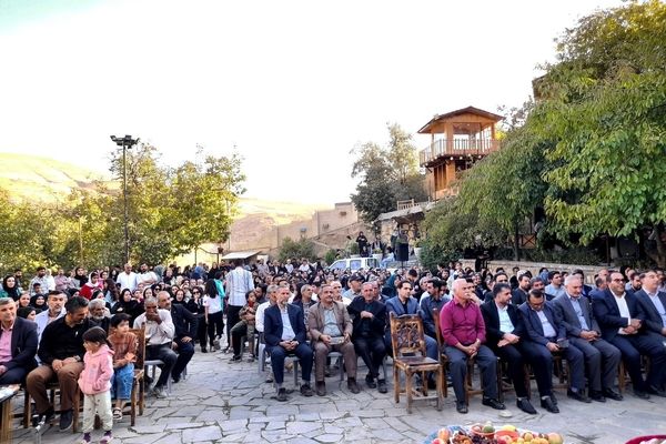 جشنواره آلو روستای گردشگری ملحمدره شهرستان اسدآباد با حضور مسئولان محلی و استانی برگزار شد