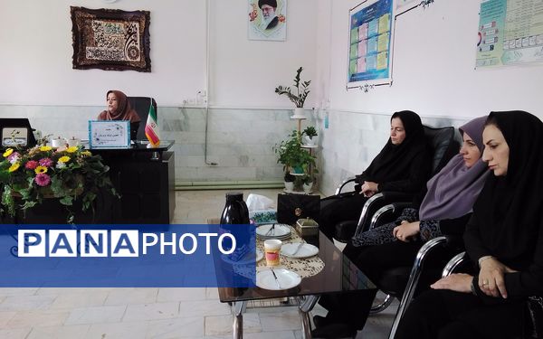 اولین جلسه انجمن اولیا و مربیان در دبیرستان نمونه اندیشه شهرستان کاشمر