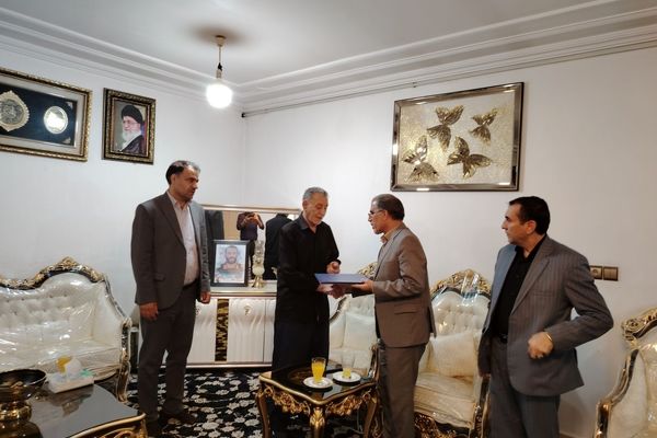 تجلیل از خانواده شهید یونس ماهرو بختیاری در دورود 