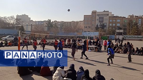 مسابقه والیبال در دبیرستان صدیقه 2 