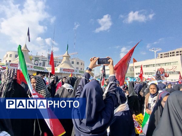 خروش ۱۳ آبان در مشهد؛ دانش‌آموزان، نماد ایستادگی