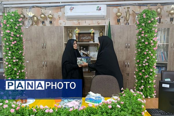 حضور مادر شهید امیرحسین گشانی و قدردانی از معلمان