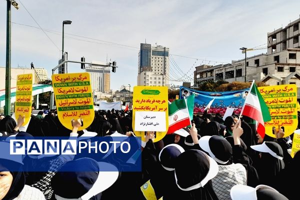 راهپیمایی روز دانش‌آموزان در ناحیه 6 مشهد 