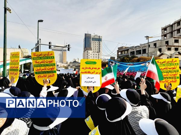 راهپیمایی روز دانش‌آموزان در ناحیه 6 مشهد 