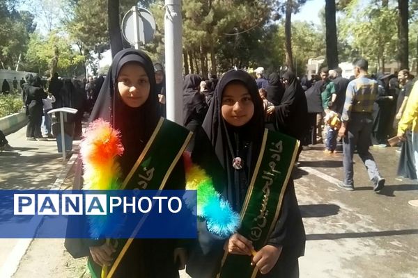 جاماندگان اربعین حسینی در  راهپیمایی حرم تا حرم نیشابور 