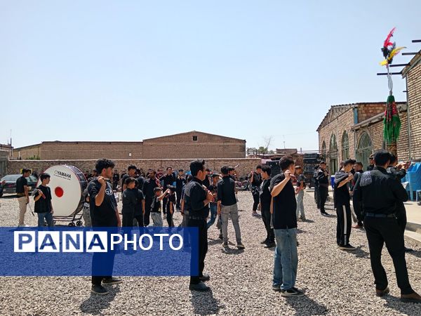 هیئت زنجیرزنی در روستای فیض آباد در صبح عاشورای حسینی 