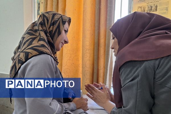 دیدار اولیا و معلمان در جهت بررسی وضعیت تحصیلی دانش‌آموزان 