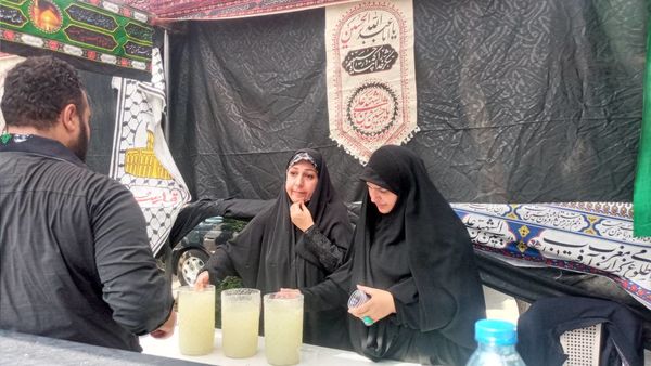 استقبال پر شور مردم از پیاده روی جاماندگان اربعین در مسیر خیابان ۱۷ شهریور تهران