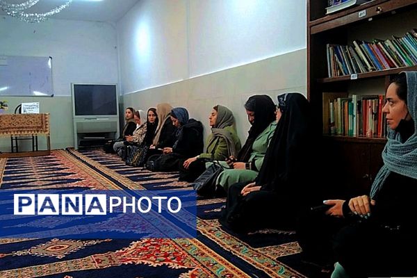 جلسه آموزش خانواده در دبیرستان پروین اعتصامی