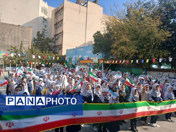 طنین شعارهای انقلابی در دبستان دخترانه میثاق به مناسبت ۱۳ آبان