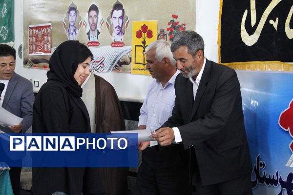 تقدیر از دانش‌آموزان فعال فرهنگی و قرآنی در شهر درق 