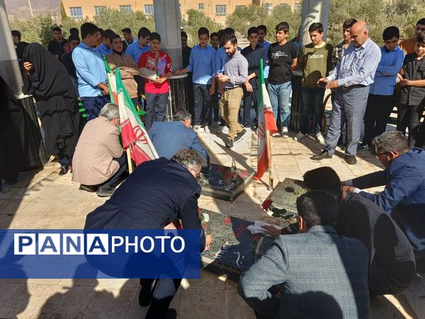 غبارروبی مزار شهدای گمنام دانشگاه آزاد اسلامی واحد کاشمر 