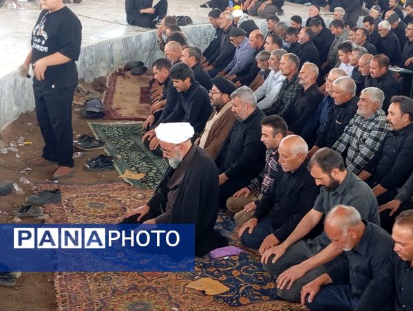 نماز جماعت در حسینه روستا اردمه در ظهر اربعین