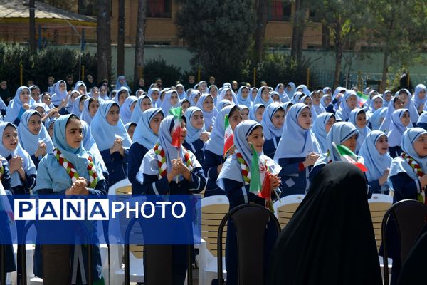 جشن عاطفه‌ها؛ لبریز از مهربانی در دبستان دخترانه قدر بهارستان ۲