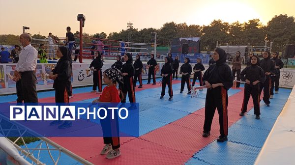 مانور ورزشی دانش آموزان در شب افتتاحیه جشنواره خانواده ورزش 