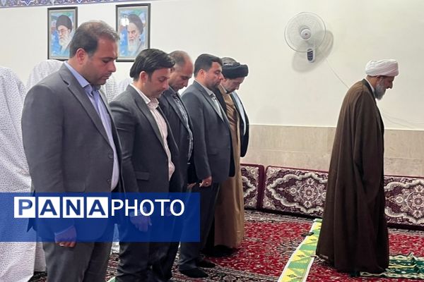 برپایی نماز جماعت همراه با بزرگداشت و تجلیل از مقام‌آوران دانش‌آموزی مدرسه نمونه دولتی ارشاد