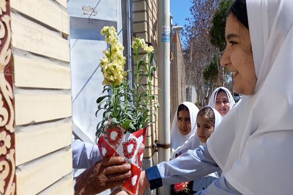 تکریم همسایگان توسط دانش‌آموزان دبستان دخترانه شاهد طالقانی فلاورجان