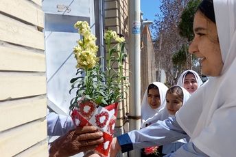 تکریم همسایگان توسط دانش‌آموزان دبستان دخترانه شاهد طالقانی فلاورجان