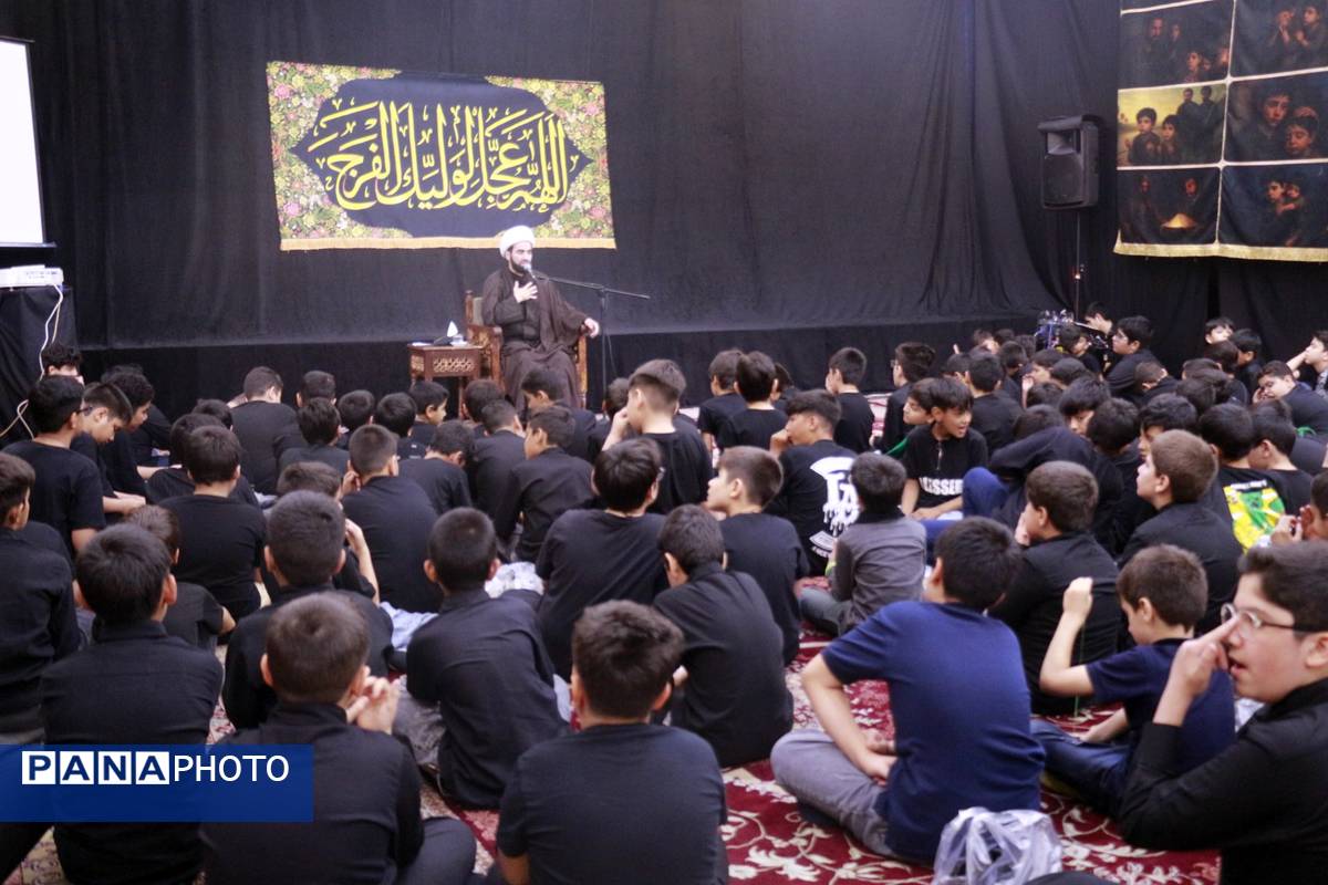 عزاداری دانشآموزان مشهدی در حسینیه فرهنگیان مشهد