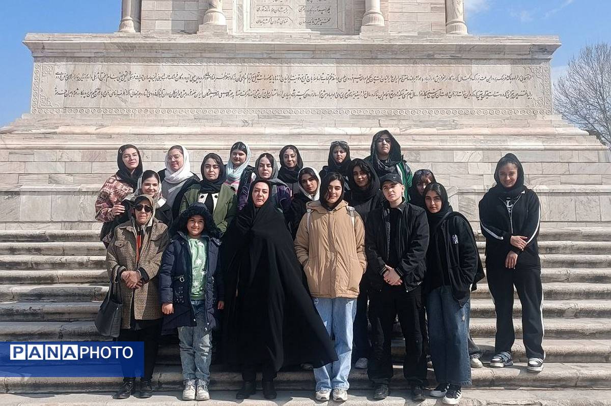 زیارت دانش‌آموزان هنرستان کوثر قیامدشت ری یک از مشهد مقدس 