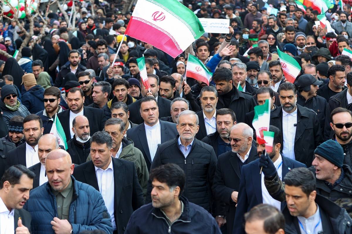 پزشکیان در مراسم تشییع پیکر شهدای اقتدار حضور یافت + فیلم