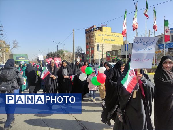 مردم غیور ملارد با حضور پرشور خود در راهپیمایی ۲۲ بهمن، ثابت کردند که همچنان پای انقلاب اسلامی ایستاده‌اند.