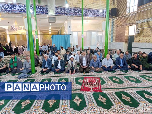 اهدای هدایای متبرک به نمازگزاران سفیددشت