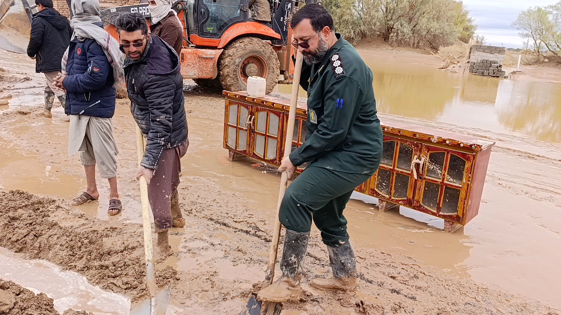 حضور میدانی فرمانده سپاه، نویدبخش بازگشت آرامش به روستای سیل‌زده ده‌نظر