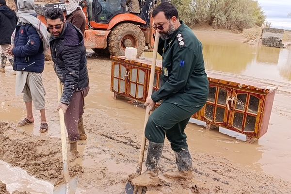 حضور میدانی فرمانده سپاه، نویدبخش بازگشت آرامش به روستای سیل‌زده ده‌نظر
