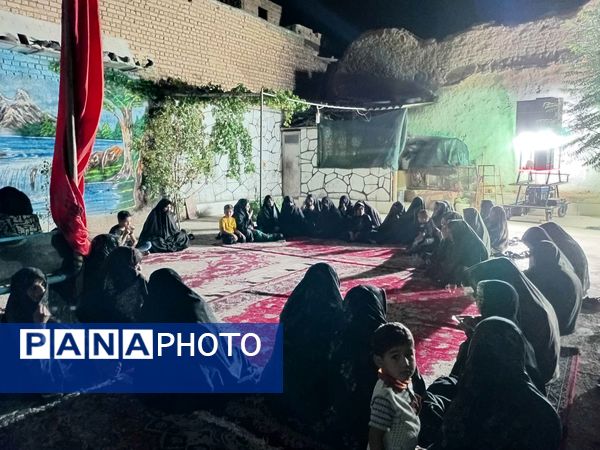 مراسم عزاداری ماه صفر در روستای نقاب در هنگام قطع برق