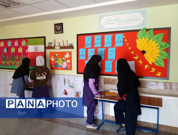 انگشت‌های رنگین دختران دبستان اندیشه روی برگه‌های رأی انتخابات شورای دانش‌آموزی