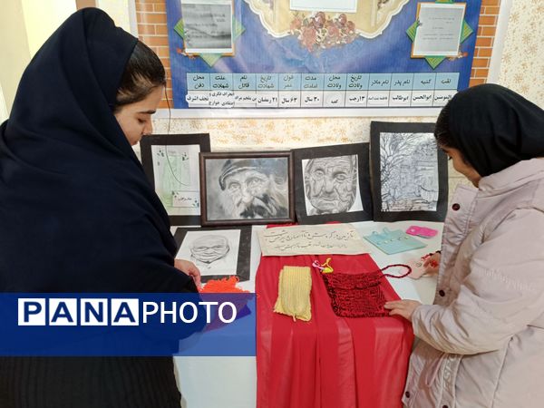 نمایشگاه هفته پژوهش در مدرسه پروین‌اعتصامی 