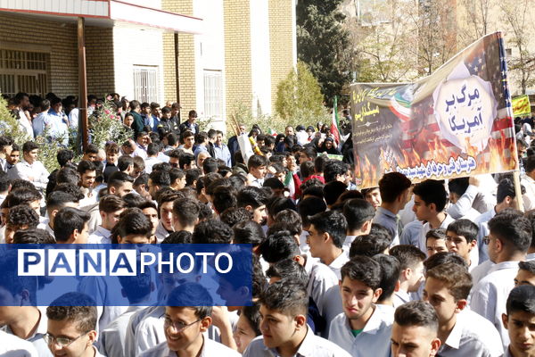 حضور پرشور دانش آموزان محلاتی در راهپیمایی 13 آبان 