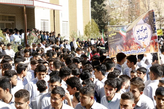 حضور پرشور دانش آموزان محلاتی در راهپیمایی 13 آبان 