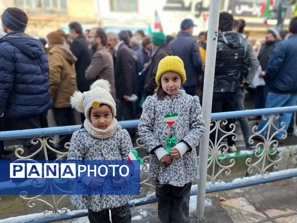 راهپیمایی ۲۲بهمن در شهرستان کاشمر با حضور پر رنگ مردم برگزار شد 