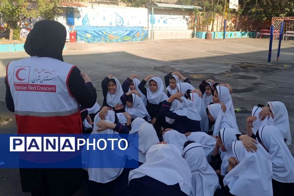 حضور نیروهای هلال احمر در دبستان هدی۱ به مناسبت هفته پدافند غیرعامل