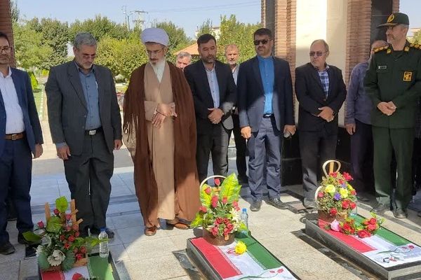 گلزار شهدای گمنام قهاوند به مناسبت هفته دفاع مقدس عطرافشانی شد