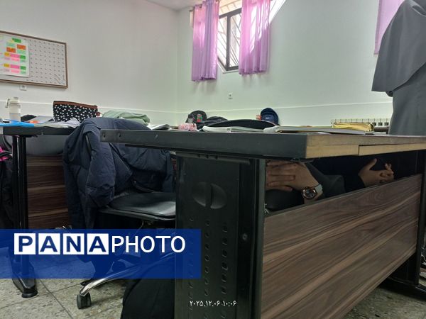 بیست وهفتمین مانور سراسری زلزله وایمنی در دبیرستان فرزانگان ۴ ناحیه یک
