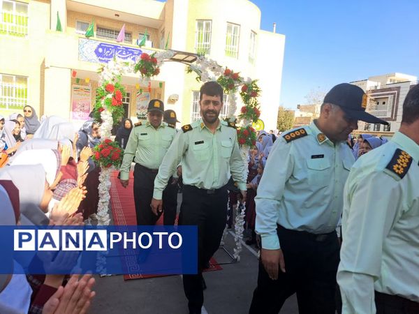 تجلیل از پدران ارتشی در دبستان دخترانه الزهرا به‌مناسبت هفته نیروی انتظامی