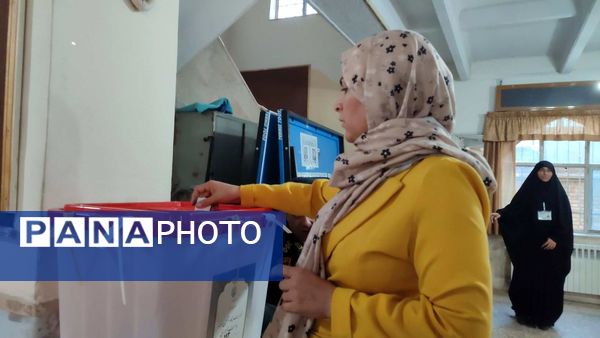 مرحله دوم انتخابات ریاست‌جمهوری باحضور مردم ولایت‌مدار مشهد در هنرستان ایراندخت 