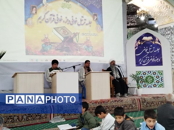 جلسه جزء خوانی قرآن کریم در امامزاده سید حمزه(ع) شهرستان کاشمر